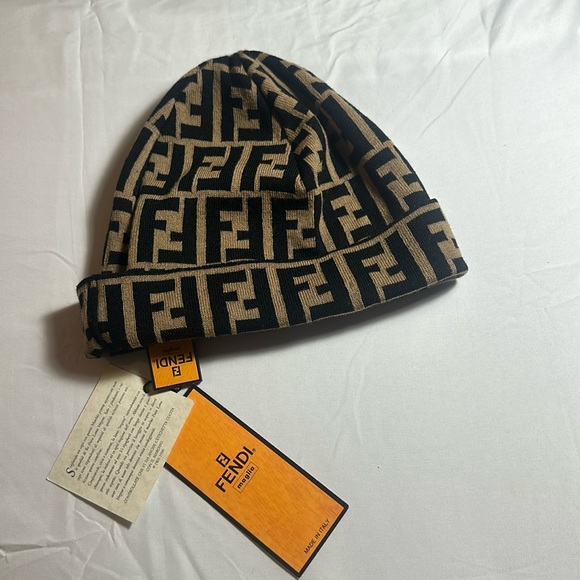 🛍️🛍️HOST PICK🎁 Authentic Fendi Brown Zucca Beanie,  Get cozy this winter :) NWT - Picture 3 of 9